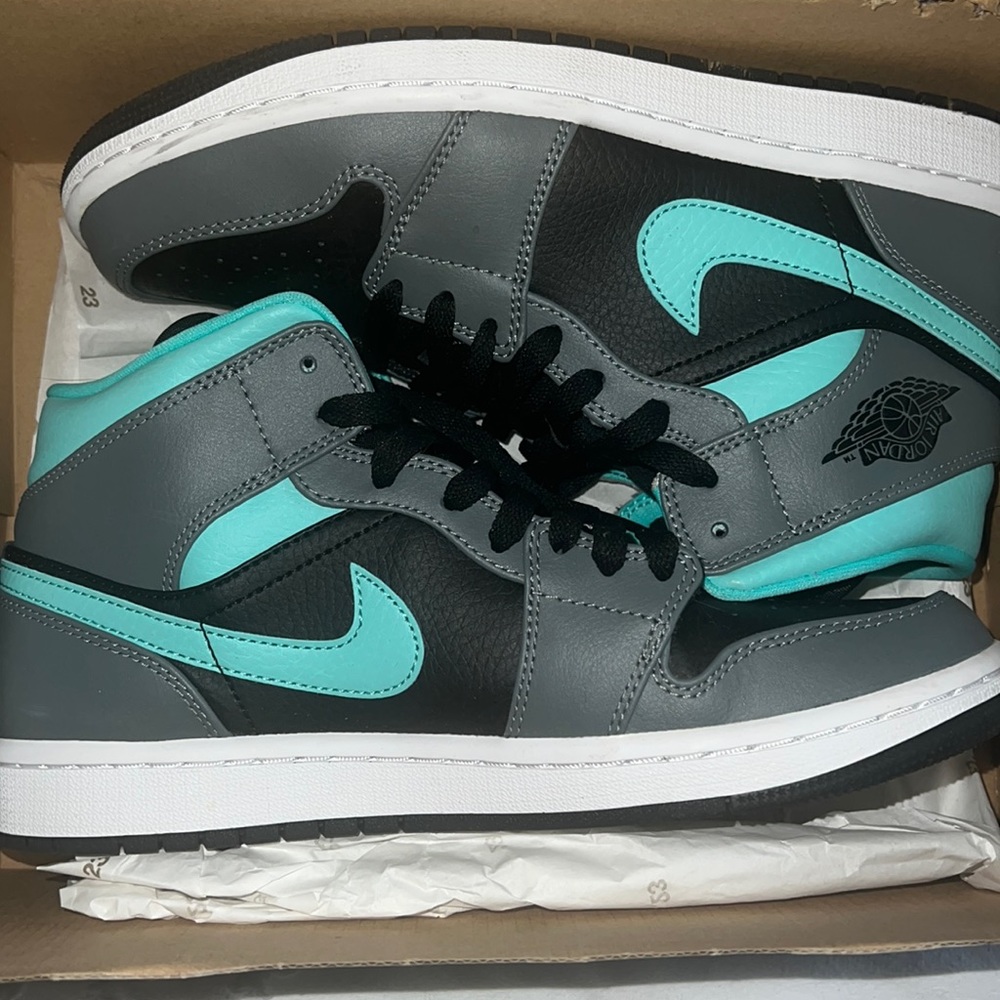 Air Jordan mid 1s